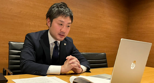 オンラインで実施された取材の様子。生徒さまの質問に回答をする大橋弁護士